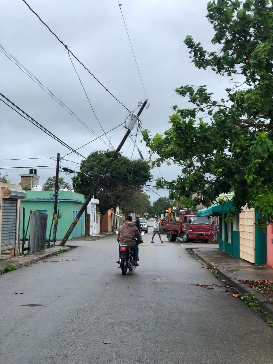 mateo_themely14's tweet photo. En San Rafael del Yuma, provincia La Altagracia, necesitamos intervención de @EdeesteRD hay mucho alambres en el suelo a causa del huracan Fiona. https://t.co/oZs7xmV3Ct