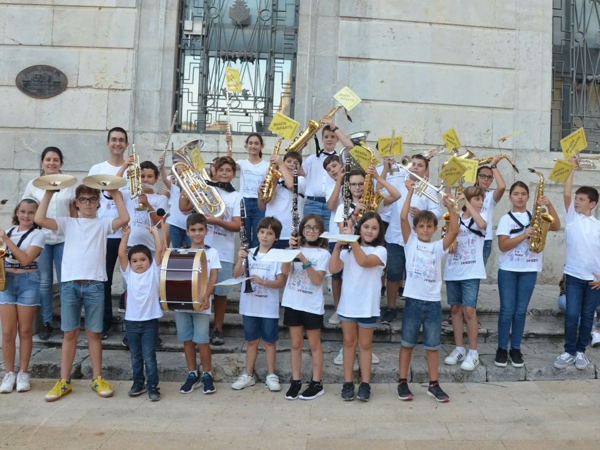 Bumtarragona's tweet photo. Moltes gràcies als nens i nenes de l'aula Vilalta de La Selva del Camp per venir a tocar amb nosaltres i gaudir d'aquest dia tan especial🥳 https://t.co/iySuR4hYZR