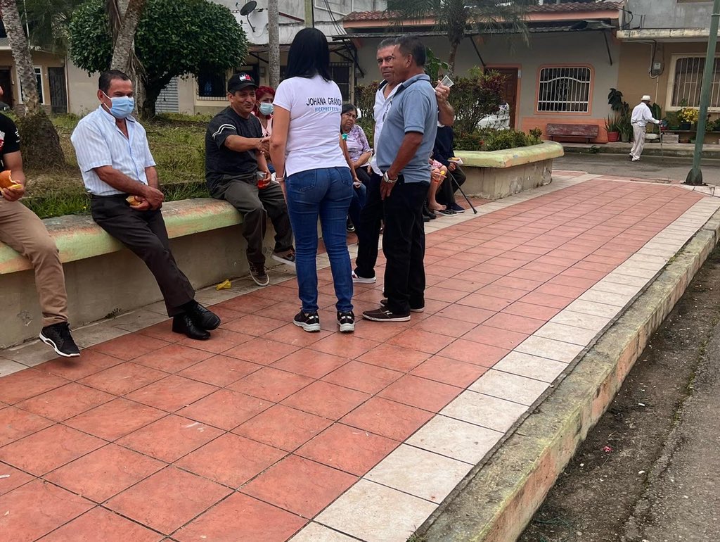 JohanaGranda84's tweet photo. En cada rincón de nuestra provincia se escucha #RC5 #plan77 porque #JuntosCambiaremosLaHistoria con @CavoZambrano #elprefectodecorrea
Gracias por el recibimiento Torata. https://t.co/BRumEKRpo9