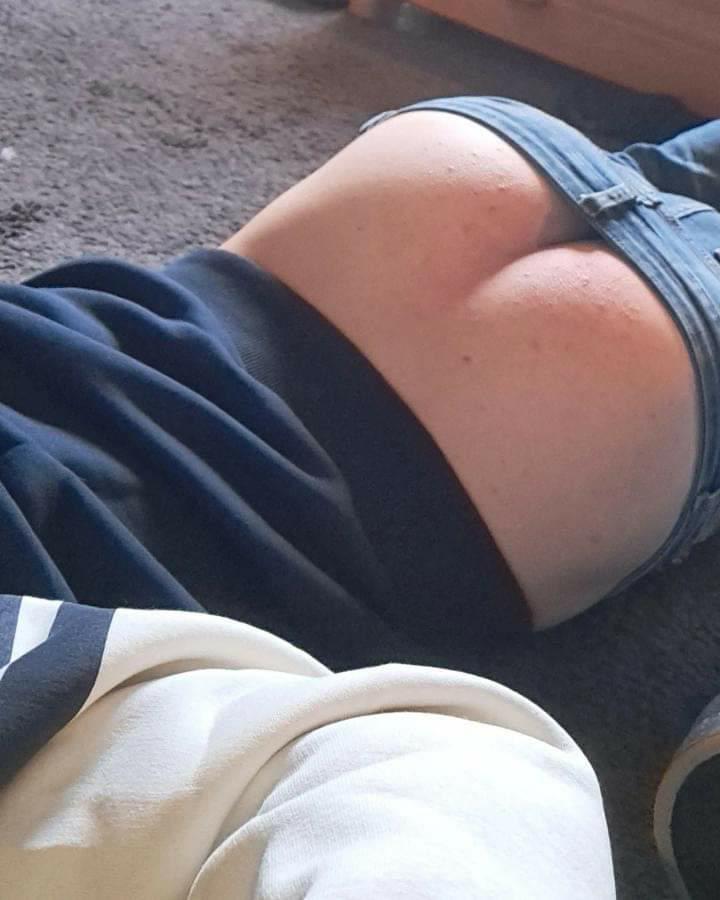 ShotsUndercover's tweet photo. Butt crack of today https://t.co/EkIMuUYWEK