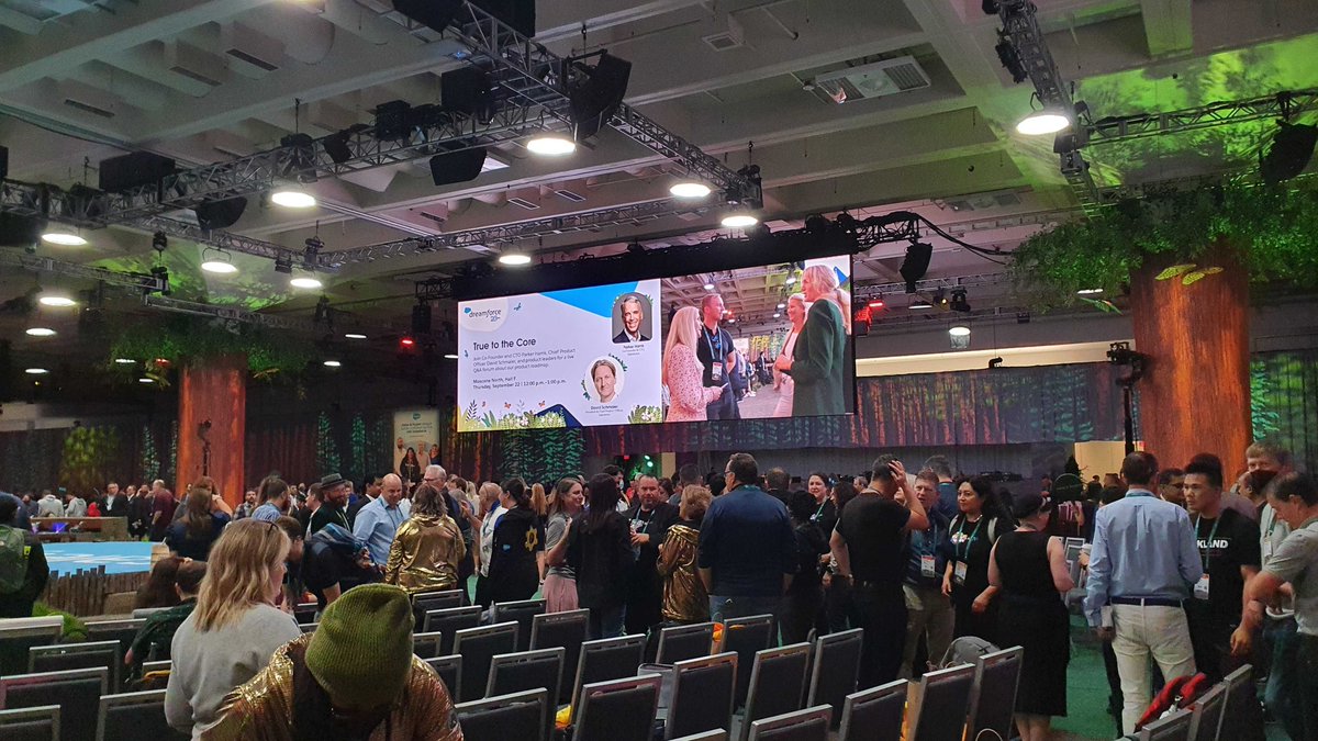 SalesforceES's tweet photo. ¡Todo preparado!

⏱️En poco más de media hora arranca #DF22 con la opening @Dreamforce keynote de su chair &amp; co-CEO, Mark @Benioff.

¡Así está el @MosconeCenter  👇! https://t.co/FPqRtom20D