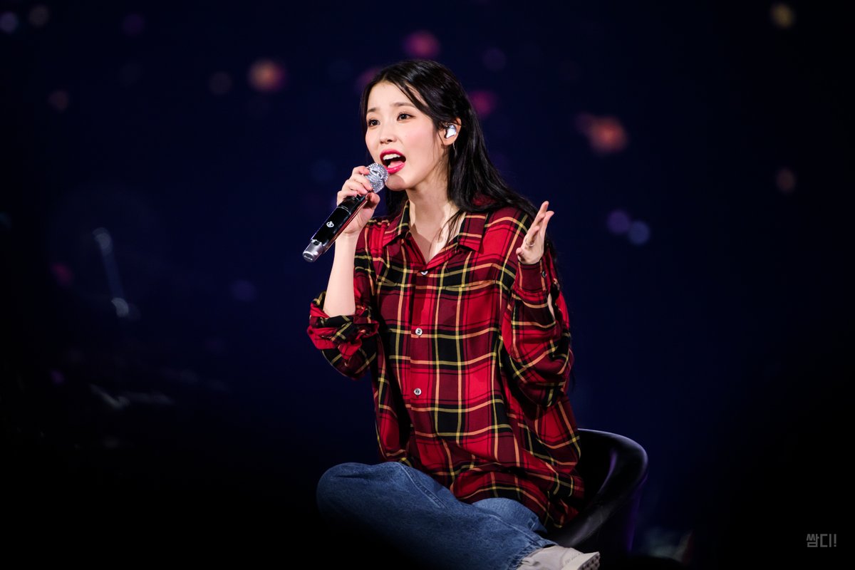 tang9i's tweet photo. 20220918 골든아워 콘서트 #아이유 #IU #이지금 https://t.co/zqIWLEesv9