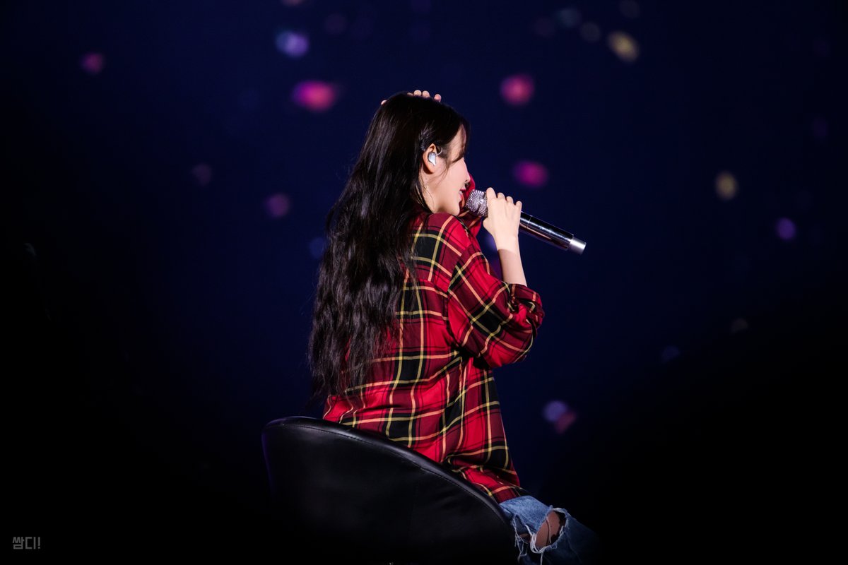 tang9i's tweet photo. 20220918 골든아워 콘서트 #아이유 #IU #이지금 https://t.co/zqIWLEesv9
