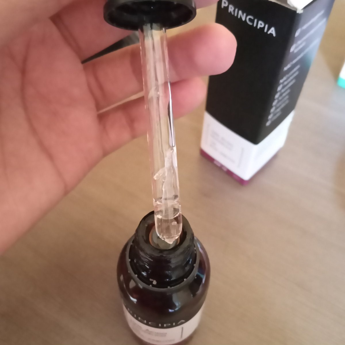 johngjin's tweet photo. O conta gotas do meu acido mandelico da principia apareceu quebrado, ta cheio de vidro na porra toda. Vou ter que descatar e nem chegou na metade ainda 🤡🤡 o pobre nao tem um dia de paz https://t.co/2pqe6a3shn