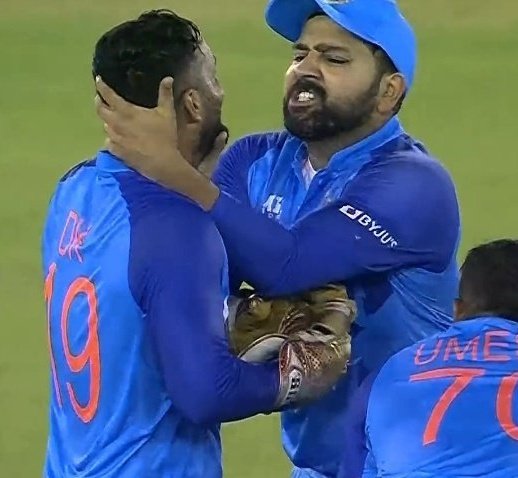 IND vs AUS 1st T20I 2022: Rohit Sharma Grabs Dinesh Karthik's Neck During  DRS Review; Fans Share Funny Memes on Social Media | 🏏 LatestLY