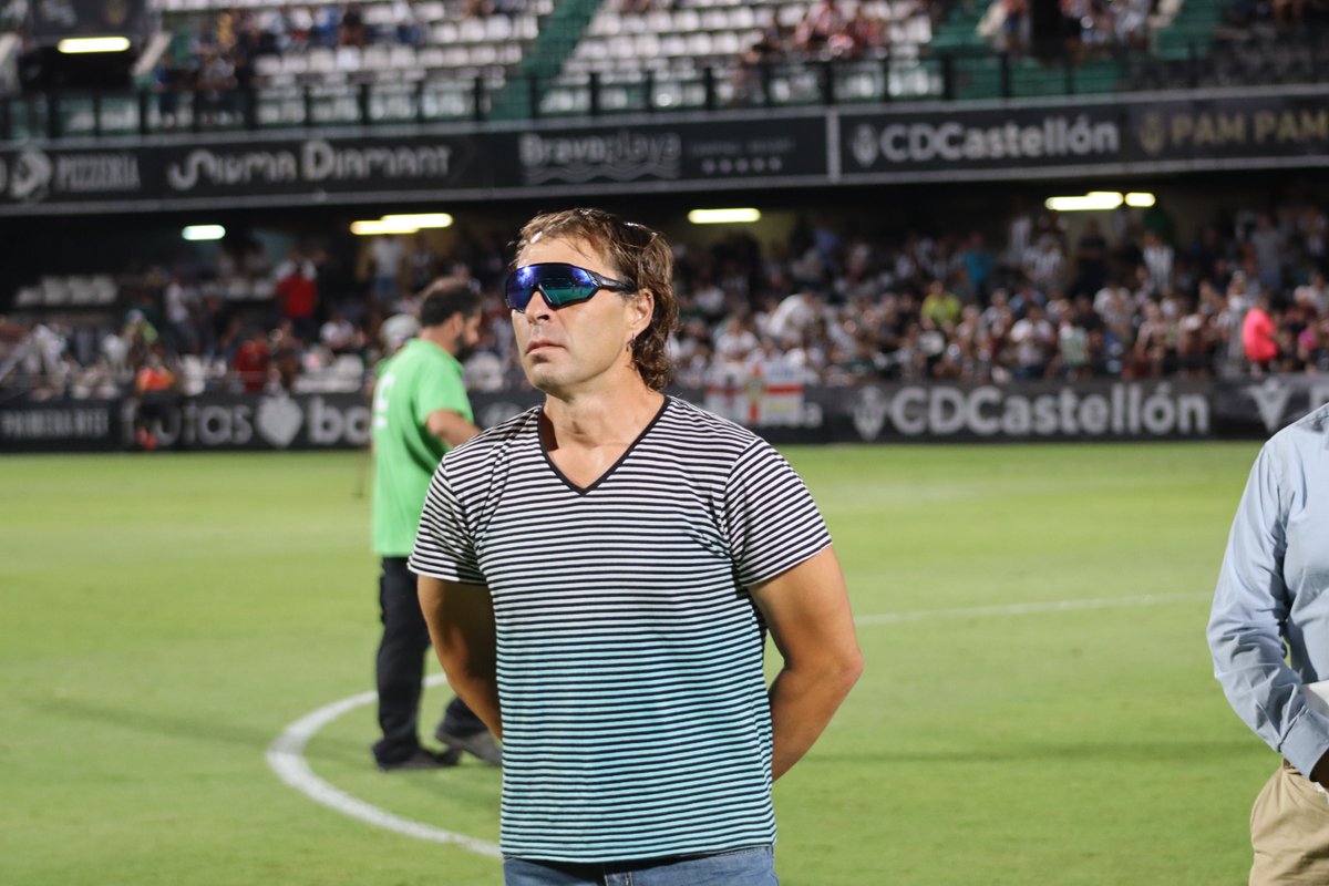 CDCastellon's tweet photo. 🚴‍♂️💯 Rubén Capdevila fue homenajeado por el @cdcastellon y la @FundAlbinegra en el descanso del encuentro del pasado domingo en #Castalia🏟️

Rubén recibió el maillot del centenario durante una gran ovación brindada por el público albinegro
 
#PPO100👂 https://t.co/ZVmOpqW6af