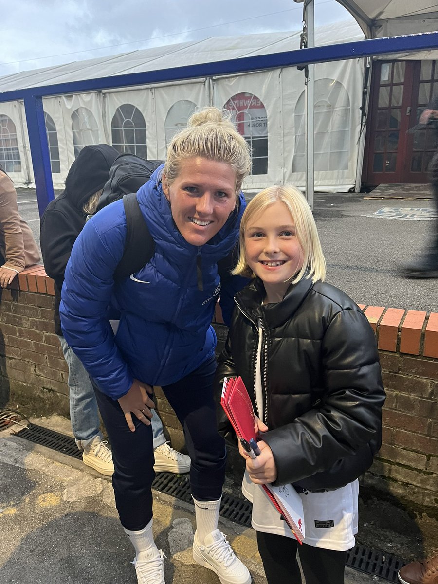Jeshassall's tweet photo. huge shoutout to a good friend of mine @james_tedford for helping my little cousin create lifelong memories!! &amp; a massive thanks to @Mdawg1bright for being so kind &amp; taking the time to make Evie’s birthday so special 💙⚽️ https://t.co/2N3qEVCQDW