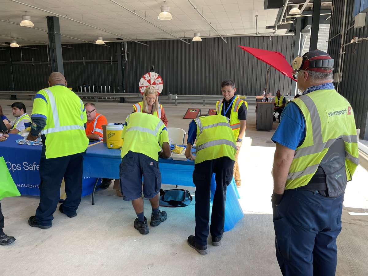 Talking safety at the IAD burger burn and safety fair! From SOP to DG to ASAP it was great to see such a focus on safety! Remember there are NO Small Roles in Safety! @MikeHannaUAL @EddieLGordonJr1 @BUZZBEAA @julioUAruiz @DB80081659