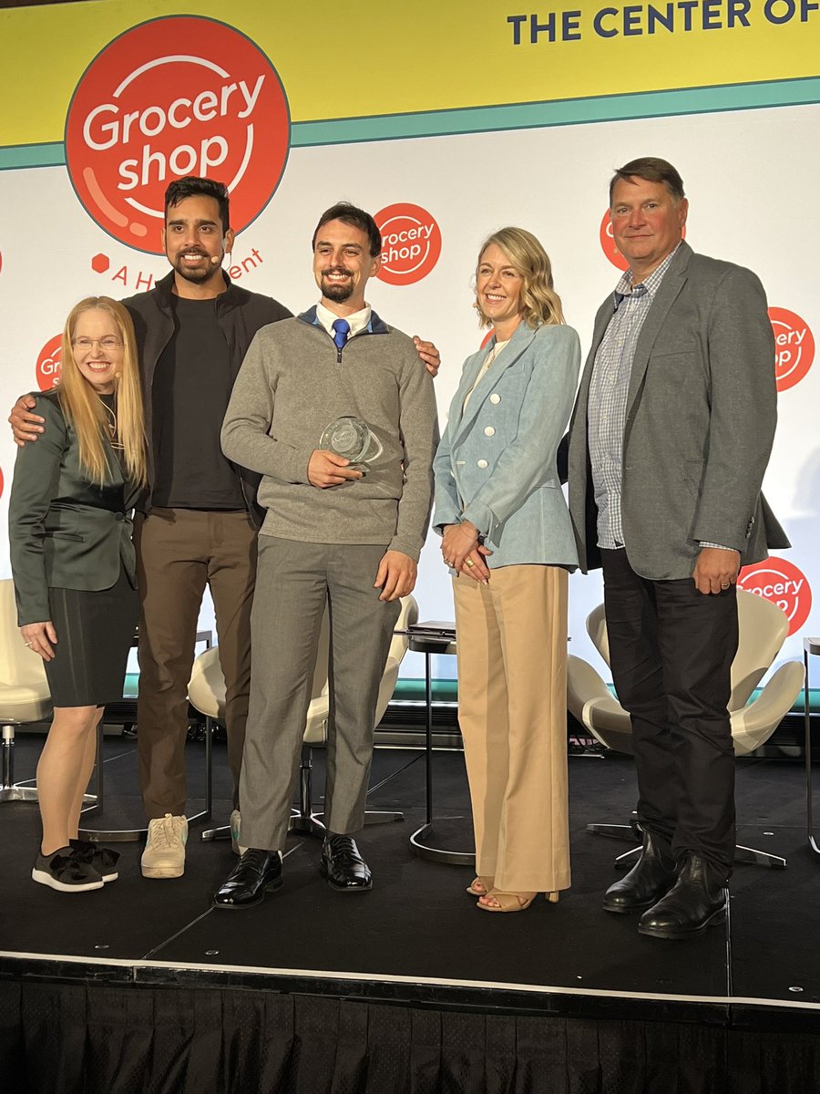 Congratulations to the audience choice from Startup Pitch <a href="/Groceryshop/">Groceryshop</a>! Winner Vici Robotics pictured here with <a href="/debweinswig/">Deborah Weinswig</a> alongside judges @kaypeey, <a href="/elaineHrussell/">Elaine Russell</a> &amp; <a href="/robtrice3/">Rob Trice</a>! Amazing session, thank you all!