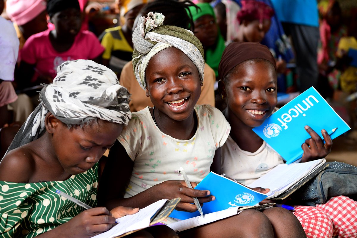 UNICEFChad's tweet photo. Apprendre est synonyme d’espoir 🗣
Apprendre ouvre des portes 🧒🏽
Apprendre est essentiel 📚
#TransformerlEducation
#UneChanceDapprendre https://t.co/5Nhjtfo85p