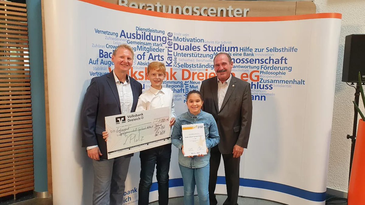 Herzlichen Glückwunsch an die Mädels, die Trainer Sara Kashfi Ashtiani und Florian Wunderlich und den Abteilungsleiter Jörg Wunderlich. Sehr gefreut über diese Auszeichnung hat sich auch Wolfgang Schroth, Gesamtvorstand der SG Egelsbach.