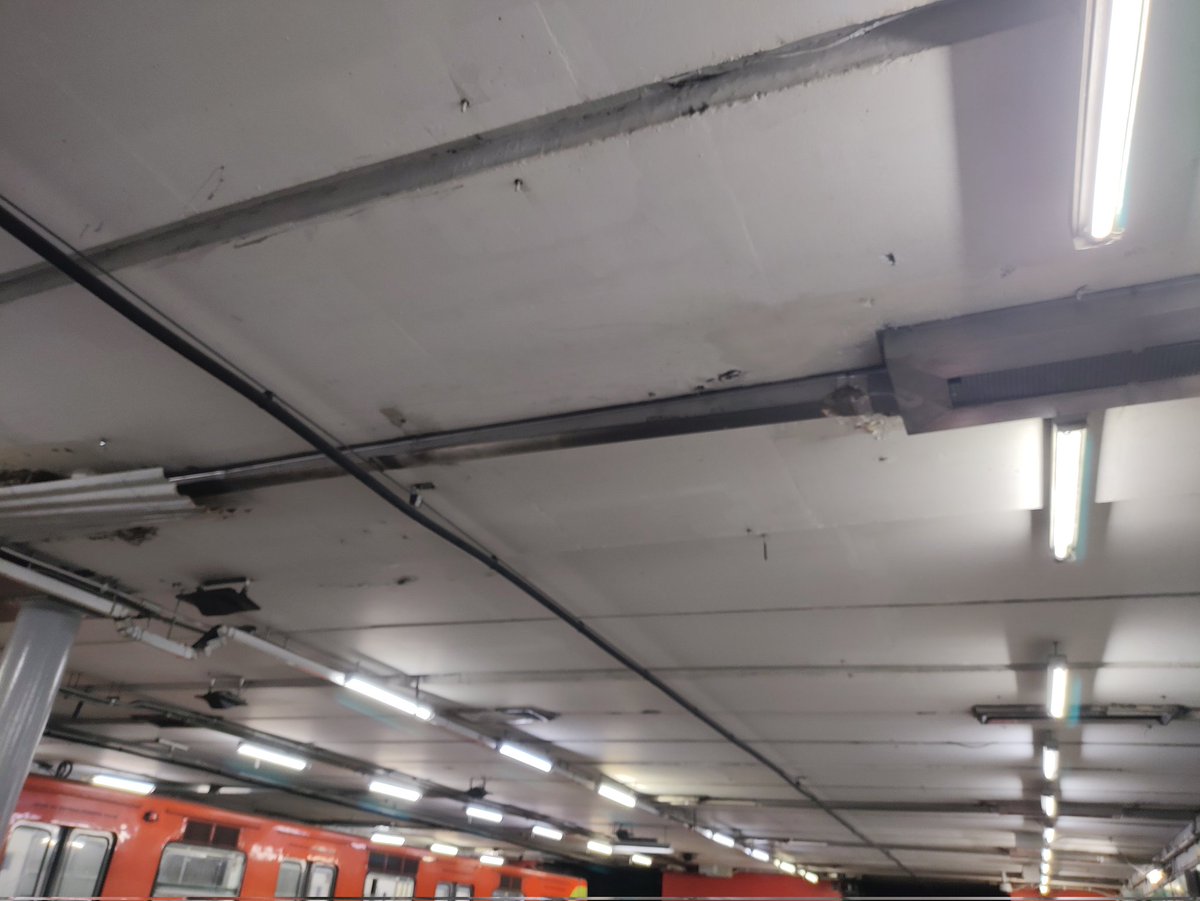 BETSY32941380's tweet photo. Está era una pequeña gotera, ya se extendió y está en una de las principales líneas del metro donde se realiza transbordo hacia constitución, por favor el hormigón se esta humedeciendo https://t.co/uOlpjTMYRo