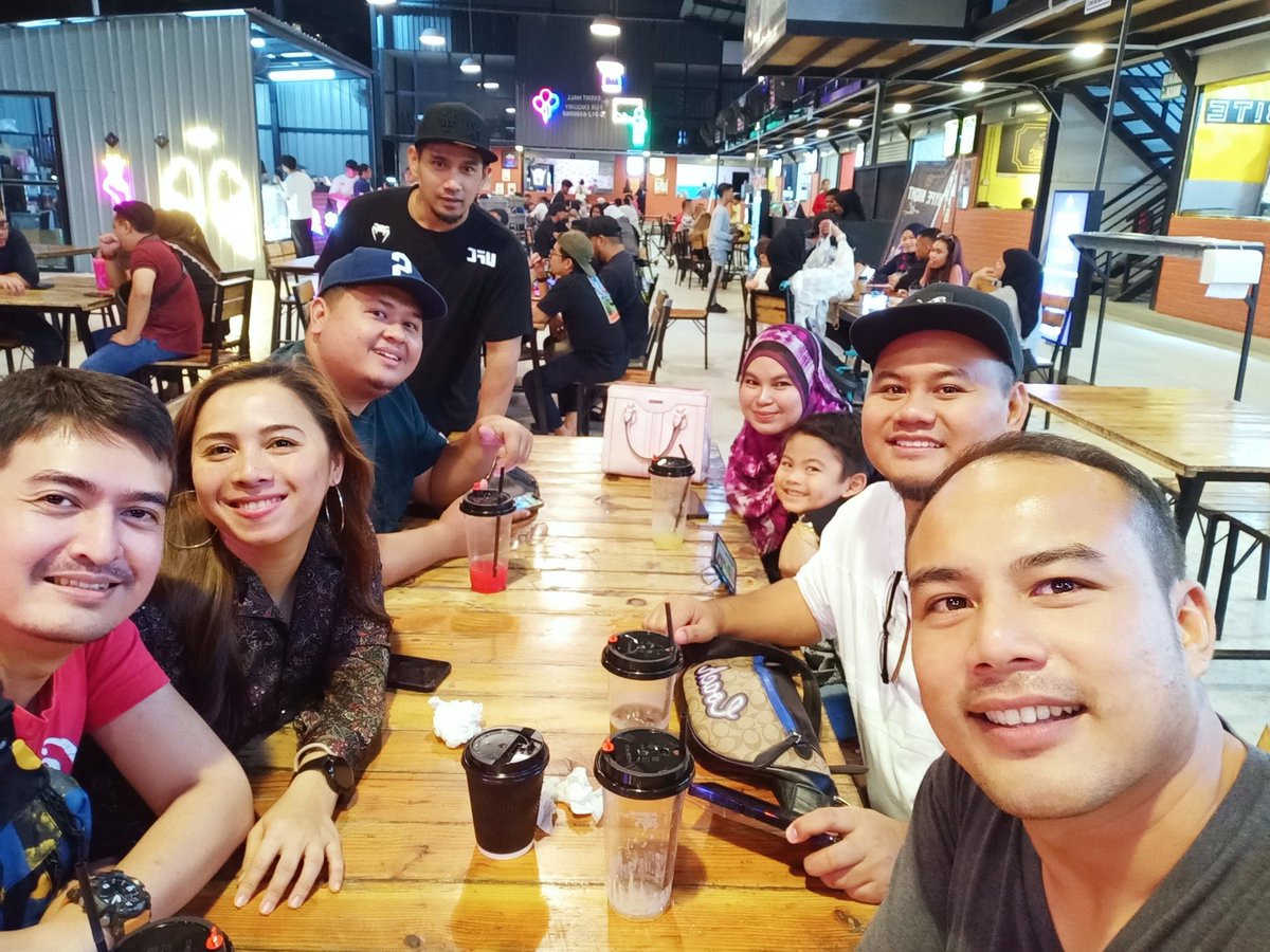 Sahar_Shaari's tweet photo. Setelah sekian lama. Selepas 10 tahun tidak berjumpa n lepak2. https://t.co/LLMy04OWLJ