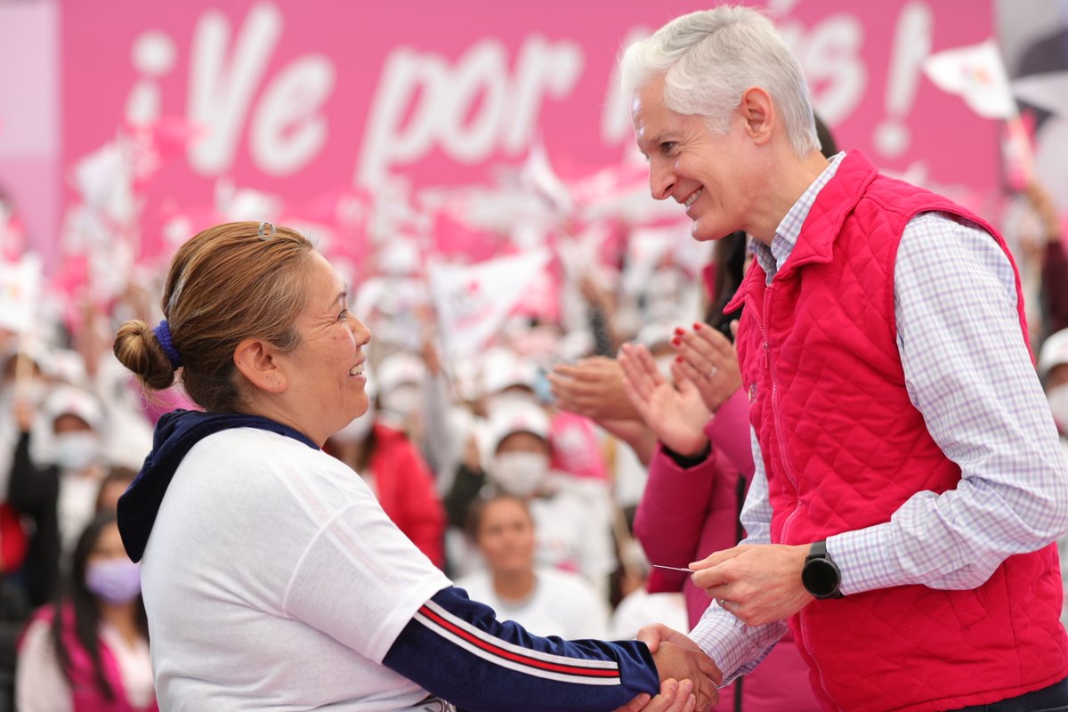 Entregamos el #SalarioRosa a más de 4,600 amas de casa en #Huixquilucan. En el Edoméx reconocemos el trabajo que cada una de ustedes realiza todos los días.