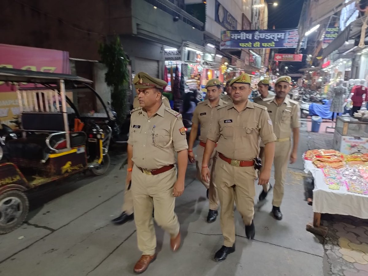 Fnewsnetwork1's tweet photo. मुजफ्फरनगर पुलिस के द्वारा आगामी त्यौहारों के दृष्टिगत जनपद में सुरक्षा व्यवस्था सुदृढ रखने तथा कानून एवं शान्ति व्यवस्था बनाए रखने हेतु पुलिस द्वारा अपने अपने थाना क्षेत्रों में पैदल गस्त कर लोगों को सुरक्षा का एहसास कराया तथा संदिग्ध व्यक्ति/वाहनो की चेकिंग की गयी https://t.co/qYPMqMqy2P