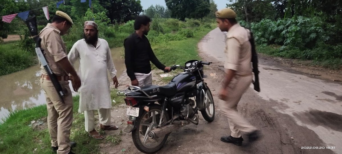 Fnewsnetwork1's tweet photo. मुजफ्फरनगर पुलिस के द्वारा आगामी त्यौहारों के दृष्टिगत जनपद में सुरक्षा व्यवस्था सुदृढ रखने तथा कानून एवं शान्ति व्यवस्था बनाए रखने हेतु पुलिस द्वारा अपने अपने थाना क्षेत्रों में पैदल गस्त कर लोगों को सुरक्षा का एहसास कराया तथा संदिग्ध व्यक्ति/वाहनो की चेकिंग की गयी https://t.co/qYPMqMqy2P