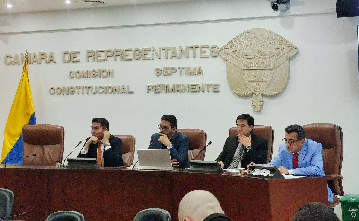 hectordchaparro's tweet photo. #EnComisiónVII: Aprobamos la solicitud de citar a debate de control político a @MinSaludCol, @CarolinaCorcho frente a la decisión de reducir el presupuesto para la salud del 2023 en casi 3 billones.

Es paradójico que a un sector con tantas necesidades, le sobren recursos. https://t.co/POewSqRJjm