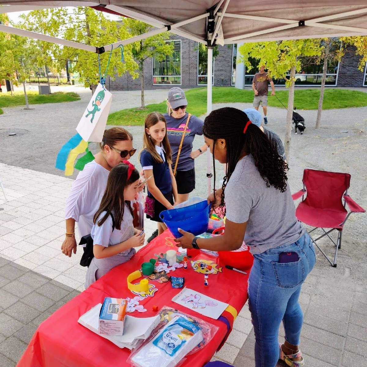 NLRlibraries's tweet photo. We had the best time at The @SeisPuentes Hispanic Heritage Month Art & Food Festival this past weekend. It was such a joy to be a part of it!
Volunteers Jamila and Avery from the City of NLR Mayor's Youth Council made it even better! #ExploreNLR https://t.co/cbNJcjcv1a