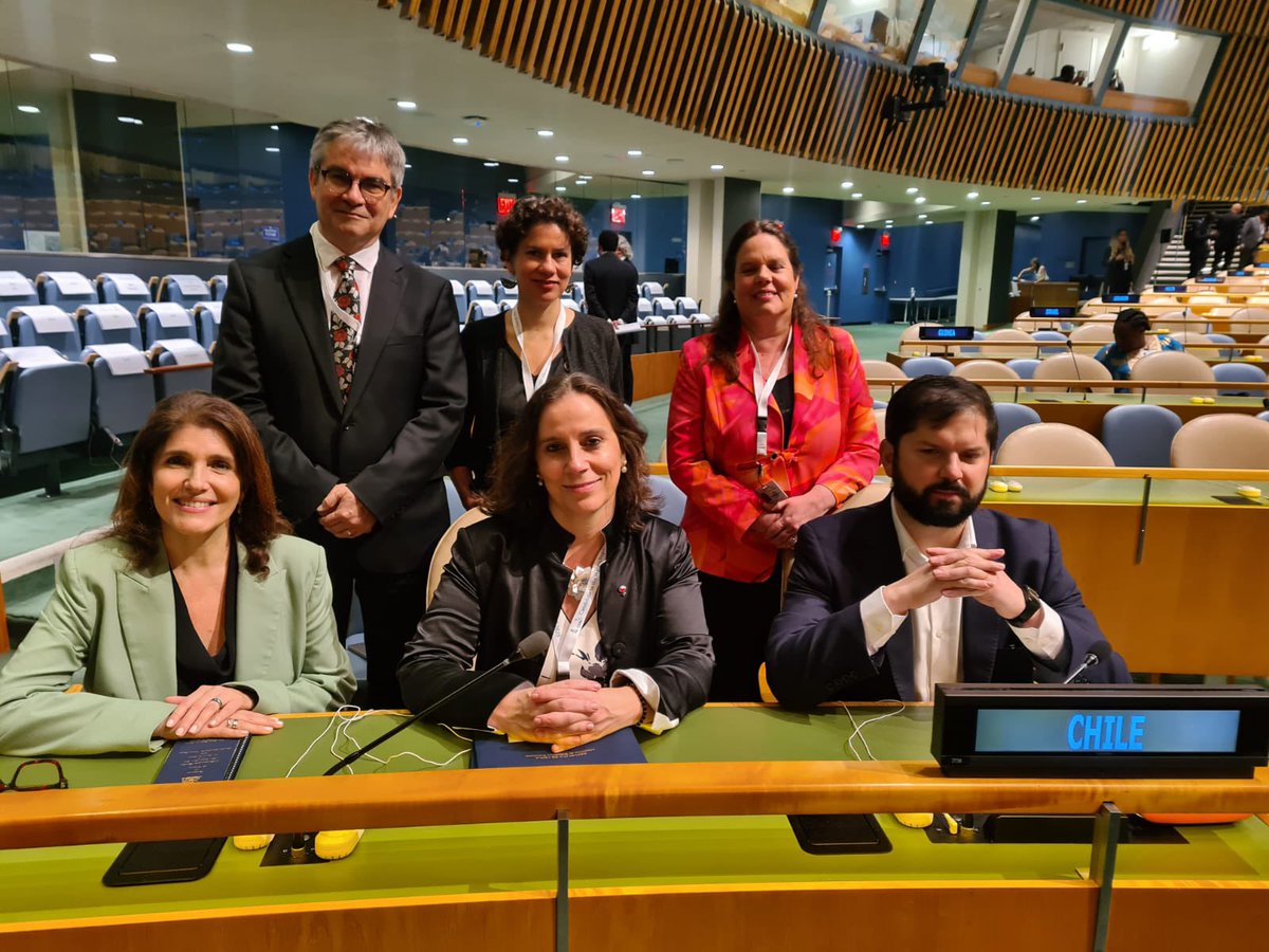 Acompañando al Presidente @gabrielboric en su 1er discurso en la Asamblea General de Naciones Unidad #UNGA77 donde abordó los desafíos climáticos que enfrentamos. Emocionante momento junto a ministras/os <a href="/Mayafernandeza/">Maya Fernandez Allende</a> @UrrejolaRREE <a href="/mariomarcelc/">Mario Marcel Cullell</a> <a href="/ProfMarcoAvila/">Marco Antonio Ávila Lavanal</a> y <a href="/paulanarvaezo/">Paula Narváez</a>