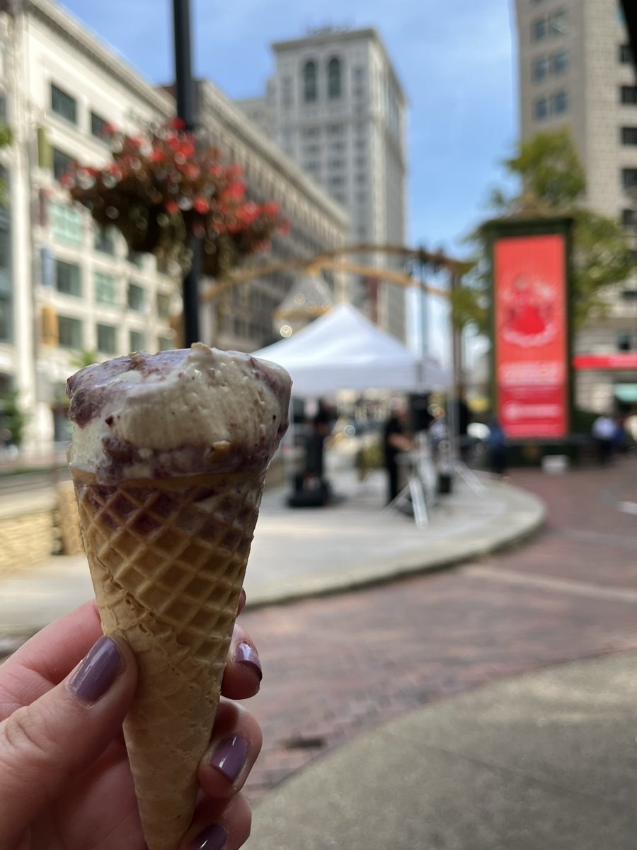 AmandaHarnocz's tweet photo. Sometimes you need @MitchellsCleve from @Heinens for lunch at @PSQDistrict with live music. Wild berry crumble is the best amirite? #thisiscle #allincle @DowntownCLE https://t.co/vpBYhu5DbT