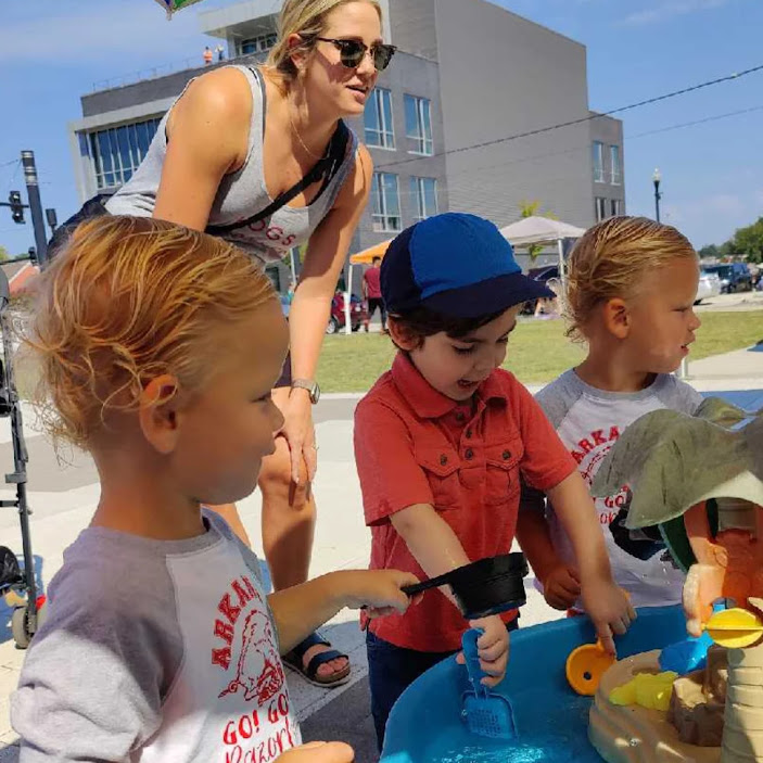 NLRlibraries's tweet photo. We had the best time at The @SeisPuentes Hispanic Heritage Month Art & Food Festival this past weekend. It was such a joy to be a part of it!
Volunteers Jamila and Avery from the City of NLR Mayor's Youth Council made it even better! #ExploreNLR https://t.co/cbNJcjcv1a
