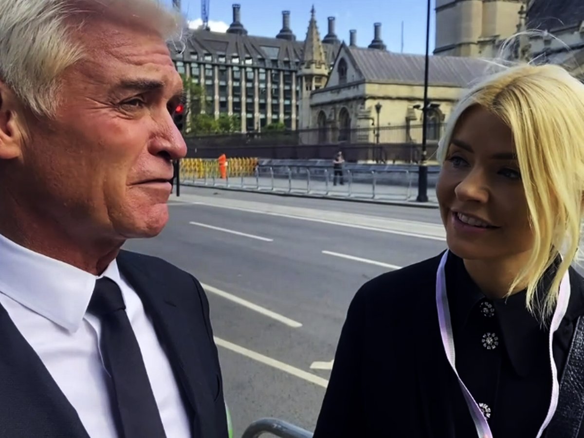 leolionmark's tweet photo. #HollyandPhil never ever leave the studio to report on anything, never !.
Suddenly...  when there's a queue of up to 10 - 14 hours long, they've become outside reporters...   in order to gain access to Westminster Hall ahead of that queue.💡#ThisMorning https://t.co/kFeFp9DPrA