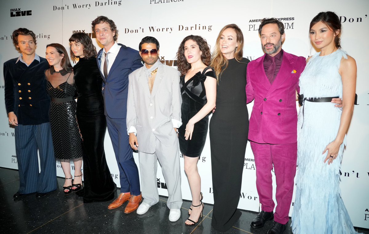 harrystylesbrn's tweet photo. 📸|| Harry com o cast de Don’t Worry Darling. https://t.co/T4lsYFyObf