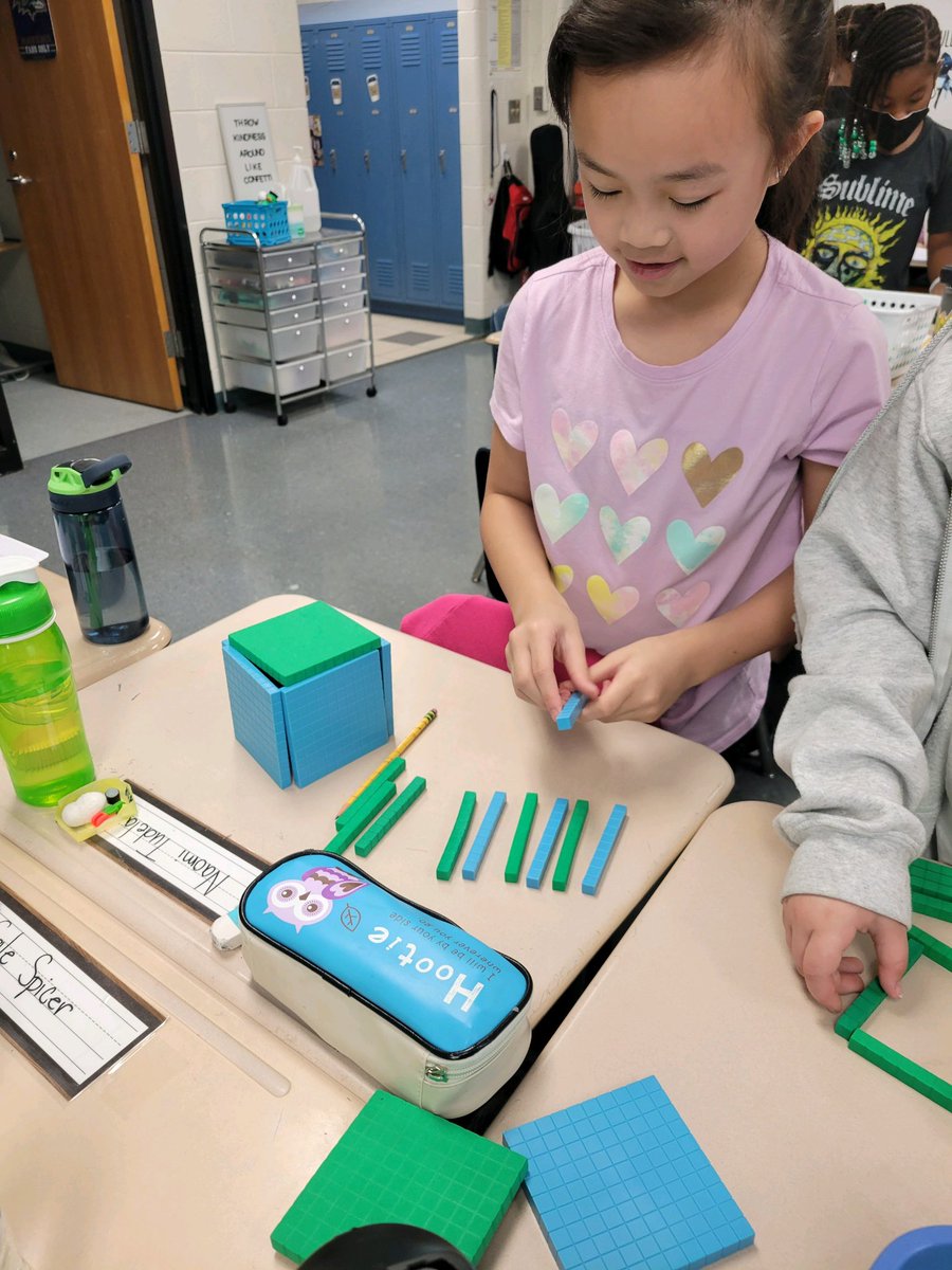 SolleyAACPS's tweet photo. Our #aacpsback2awesome students in @MissOswinkle’s class are exploring manipulatives &amp; using place value blocks to create 3-D buildings. https://t.co/BaVhS36EoL
