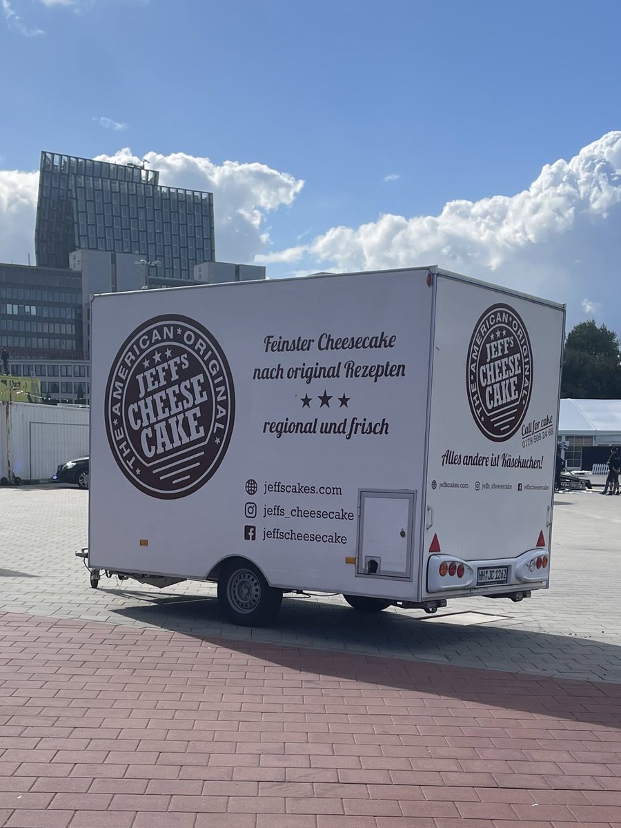 JeffsCheesecake's tweet photo. Visit us at the #reeperbahnfestival Wednesday-Saturday, 13-22 Uhr. #heiligengeistfeld #cheesecake #carrotcake #brownies #tanzendetürme #musicfestival #hamburg #jeffscheesecake @Reeperbahn_Fest https://t.co/ORq5ZnHWuC