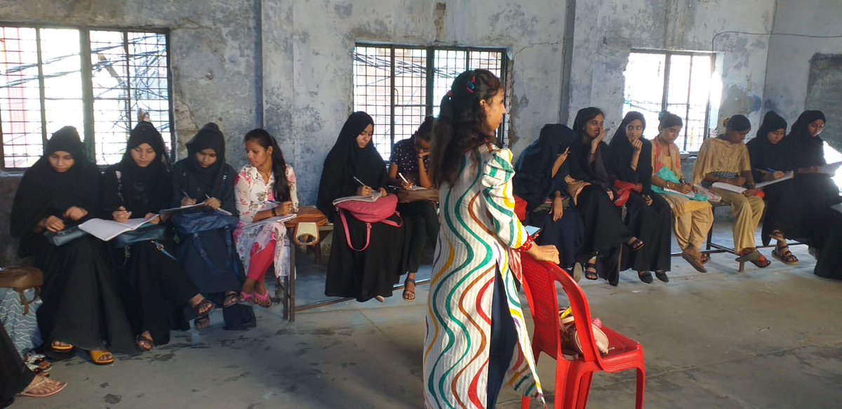 DaksyaAcademy's tweet photo. Daksya Academy, Moradabad
Daksya Academy, Moradabad had a Guest Lecture on learning and getting a job. She also told the students of importance and need for sampling and making drafts and patterns of various dresses. #DaksyaAcademy #UPSDM https://t.co/6wiYjbWJYv