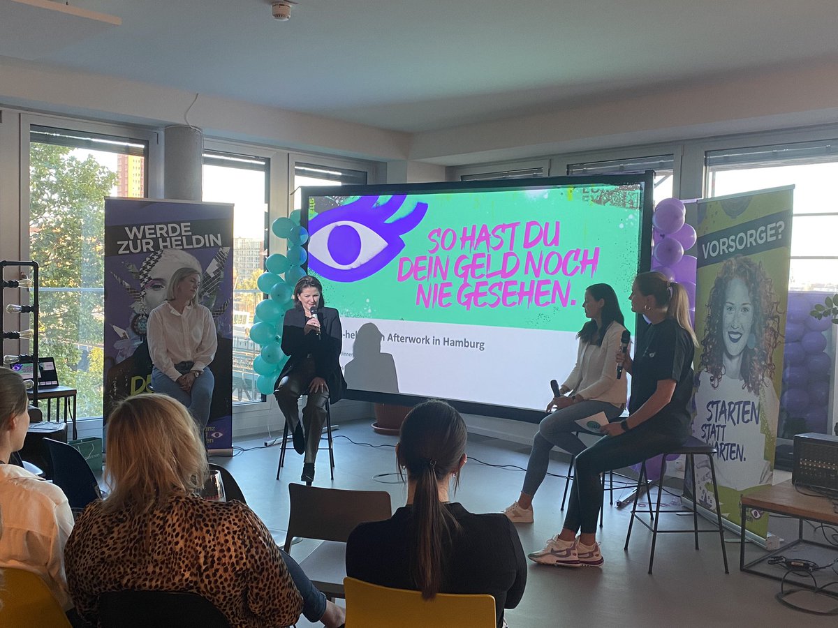 Das Panel ist in vollem Gange 🎤
„Ich kümmere mich gerne um meine Finanzen und mache das auch gerne regelmäßig. Ich habe es nicht umsonst zu meinem Beruf gemacht“, sagt <a href="/SchwarzerJ/">Jessica Schwarzer</a> #fhAfterwork