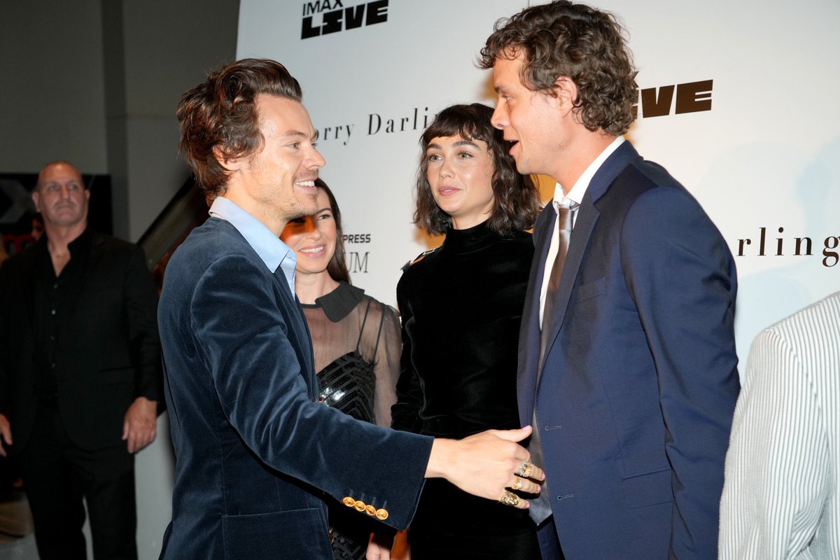 📸|| Harry conversando com Katie, Sidney e Douglas na pré estreia de DWD em Nova Iorque.