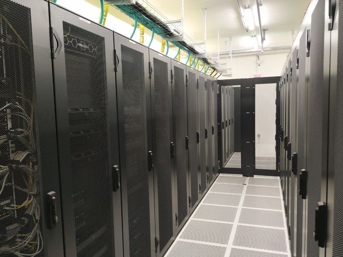 SacreeTech's tweet image. Ce soir le meetup commence par une visite du data center de notre sponsor @Hexanet