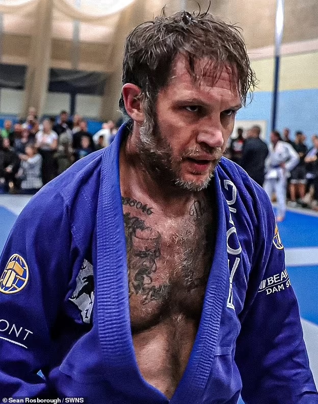 altapeli's tweet photo. Tom Hardy participó en un campeonato de artes marciales en Reino Unido. ¿Por qué? Porque puede. Y se llevó el oro. https://t.co/GWdZOGgSsk