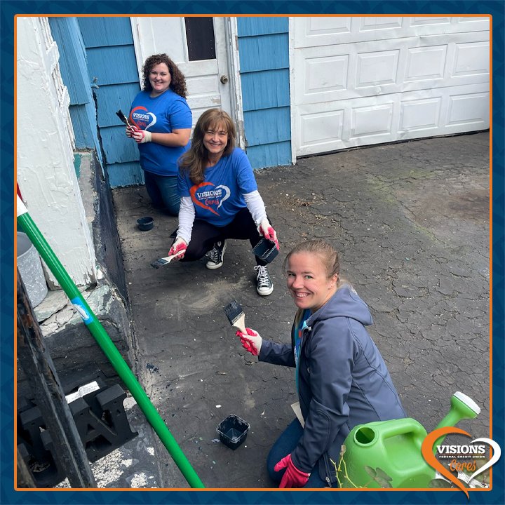 VisionsFCU's tweet photo. We loved volunteering at #BlockBlitz, (organized by @homehq) on Friday in Syracuse!
#VisionsCares #SyracuseNY #SaltSprings #HomeHQ #WeAreVisions https://t.co/5wNd54qvIr
