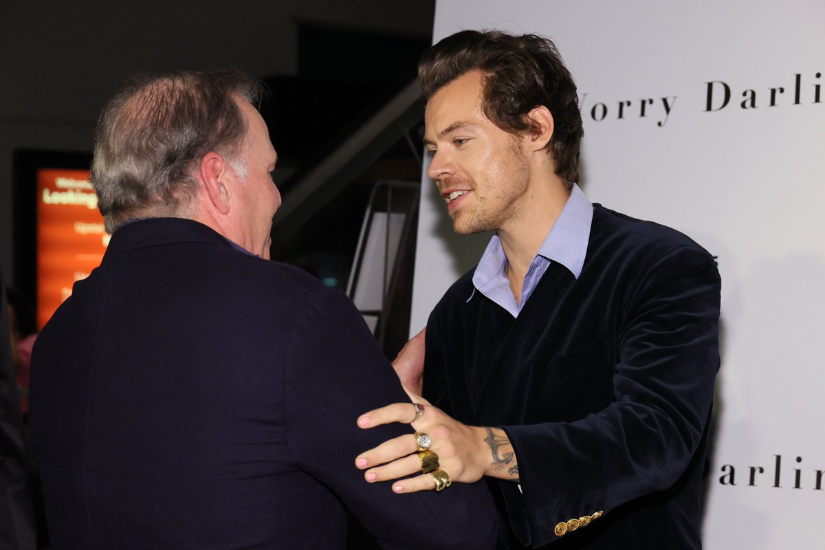 harrystylesbrn's tweet photo. 📸|| Harry juntamente com o CEO da Warner Bros, David Zaslav, ontem em NY. https://t.co/pnhH4PQK5C