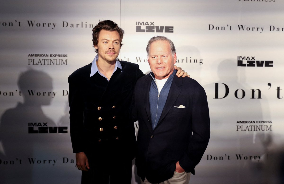 📸|| Harry juntamente com o CEO da Warner Bros, David Zaslav, ontem em NY.