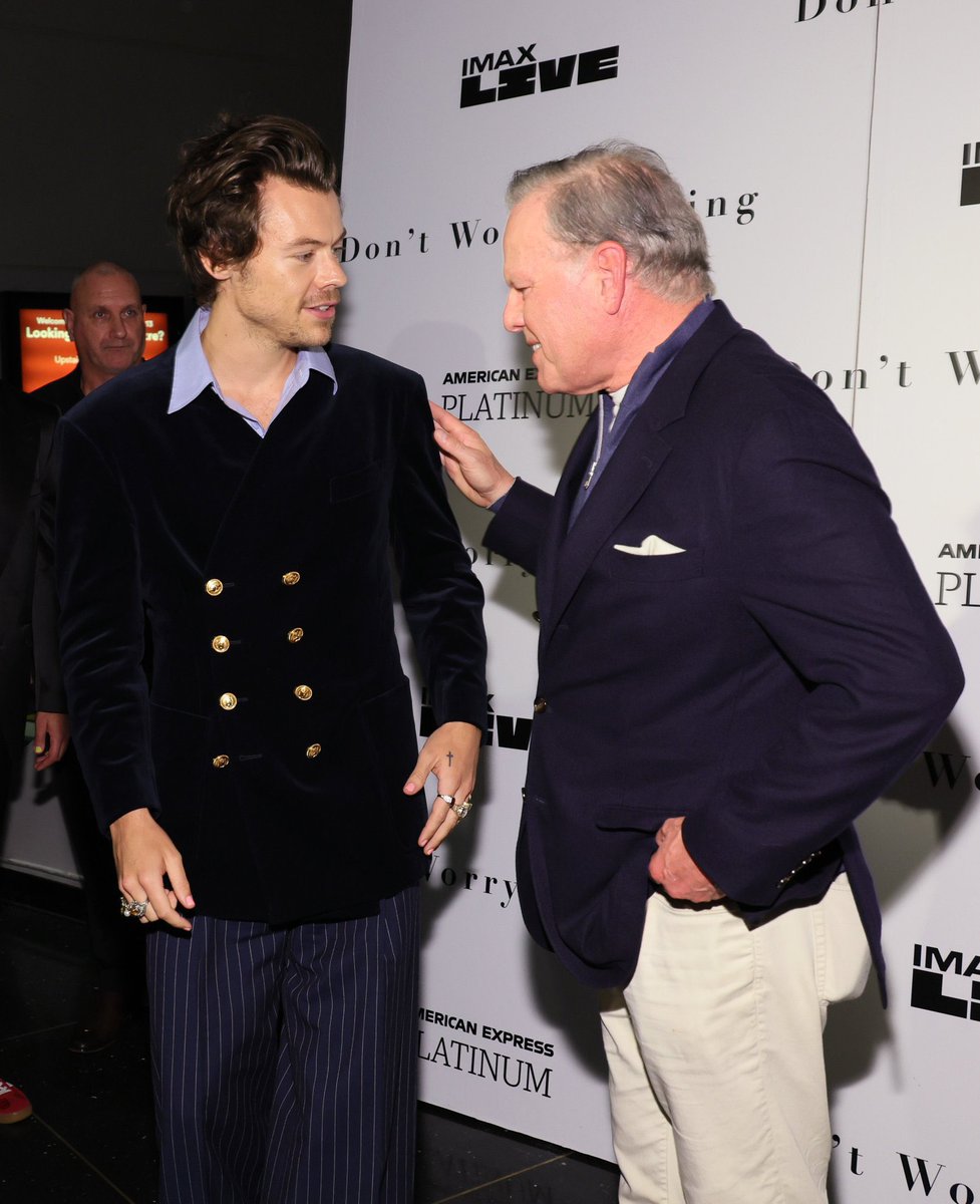 harrystylesbrn's tweet photo. 📸|| Harry juntamente com o CEO da Warner Bros, David Zaslav, ontem em NY. https://t.co/pnhH4PQK5C