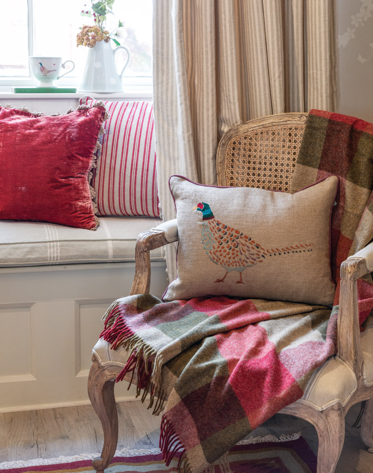 VictoriaMag's tweet photo. While some may dabble in a variety of fields, one British entrepreneur has proven to be a master of many, whether she's dreaming up new pottery patterns or mixing up her own custom paint colors. Learn more about Susie Watson Designs at https://t.co/zlrcDYj4Og. https://t.co/Yng0XObiLK