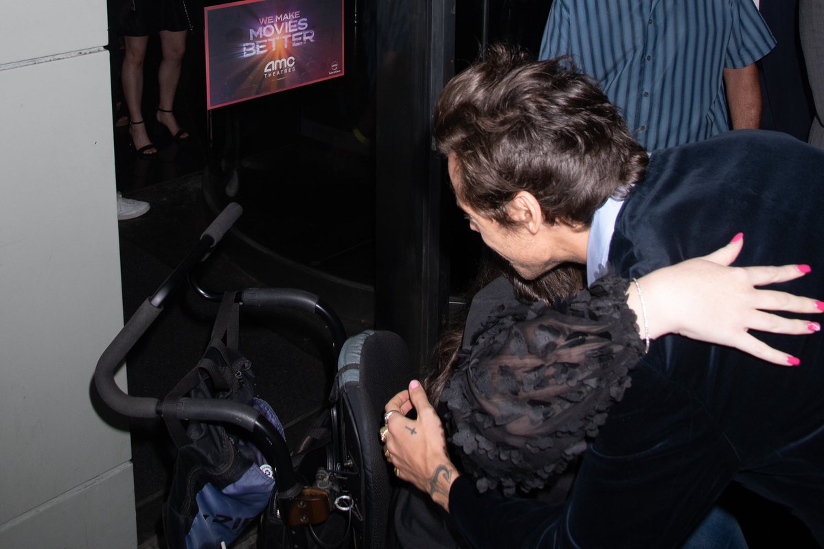 harrystylesbrn's tweet photo. 📸|| Harry tirando fotos com uma fã na pré estreia de DWD ontem em Nova Iorque. https://t.co/U32l9eDDFj