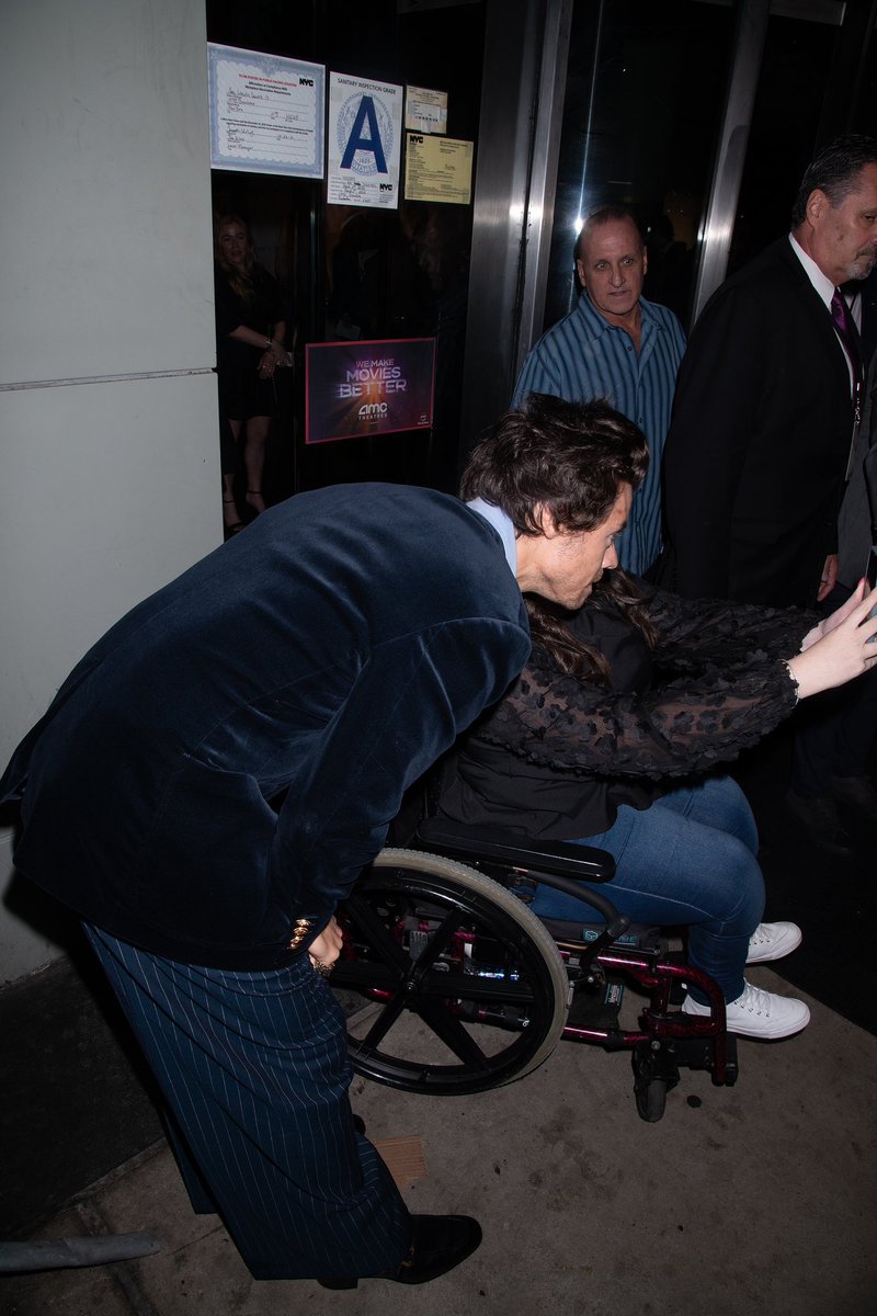 📸|| Harry tirando fotos com uma fã na pré estreia de DWD ontem em Nova Iorque.