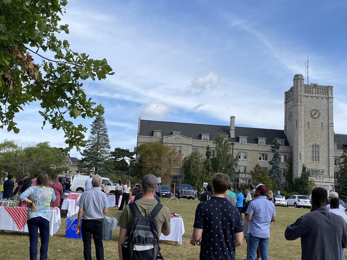 It’s a beautiful day here on Johnston Green for the <a href="/UofGuelphOAC/">Ontario Agricultural College</a> Welcome BBQ! 🍔

#OACAlumni

 <a href="/tfish21/">Tammy (Fischer) Martin</a> <a href="/Mel_Curtis08/">Mel O’Shea</a> and Greg De Vos
