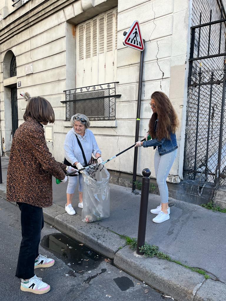 AureliAssouline's tweet photo. @WCDFrance 
Merci à l'association @wlxv2 @WeLoveXV2 pour son opération #Cleanyourstreet dans les rues des #Batignolles ! Heureuse de soutenir chaque année cette initiative !  

Merci à ma collègue élue @HazarabedianS de son accompagnement

#Paris17 #WCUD
Cc. @geoffroyboulard https://t.co/x6mX693a6u
