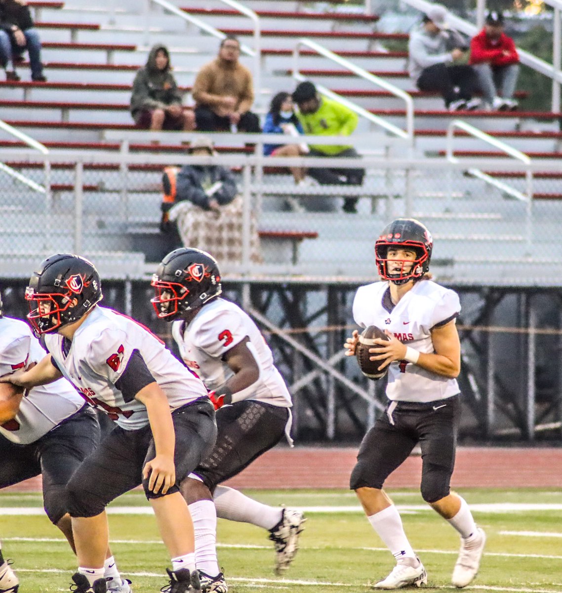 ClackamasTDClub's tweet photo. Week 3 Offensive Player of the Game - QB Blake Baker @blakebaker_ 

Blake threw for 207 and 3TDs and completed 65% of his passes against the Scots. In the last 2 games Blake has thrown for 511 yards, 7 TDs and 0 interceptions. Enjoy your burger stud! https://t.co/bxGAzuK1Gc