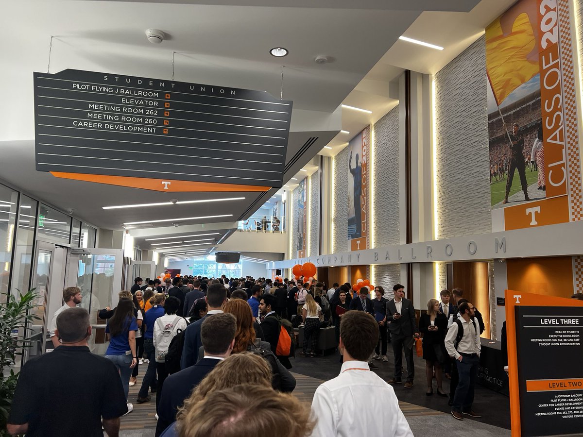 godfreys_'s tweet photo. UT engineering expo 😳 https://t.co/Ez5wy3Egf3
