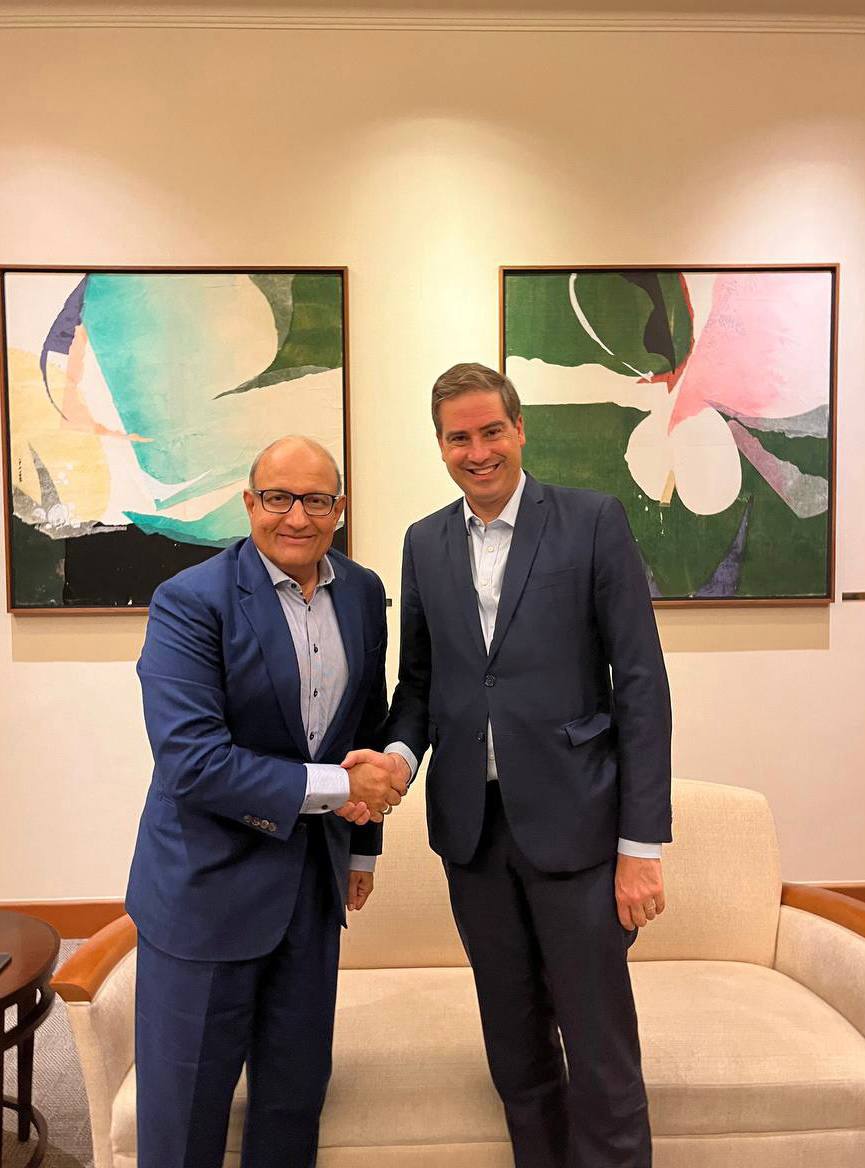 becht_olivier's tweet photo. Échange productif avec S Iswaran, mon homologue singapourien. Singapour est un pays clé de la stratégie française en Indopacifique. Ensemble, nous travaillons sur les secteurs privilégiés de notre coopération économique : les #transports, la #mobilité, et l’#énergie. https://t.co/jAkvqy8JXP