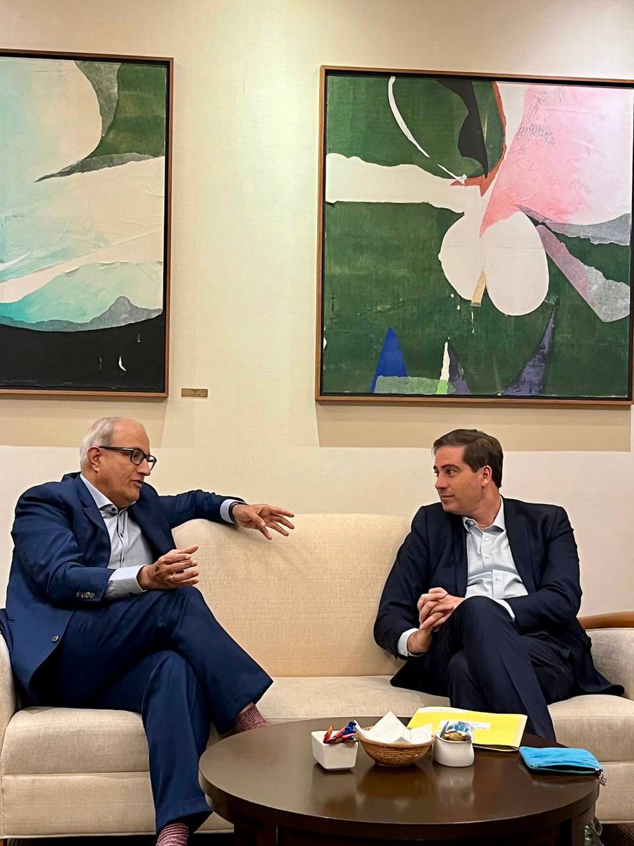 becht_olivier's tweet photo. Échange productif avec S Iswaran, mon homologue singapourien. Singapour est un pays clé de la stratégie française en Indopacifique. Ensemble, nous travaillons sur les secteurs privilégiés de notre coopération économique : les #transports, la #mobilité, et l’#énergie. https://t.co/jAkvqy8JXP