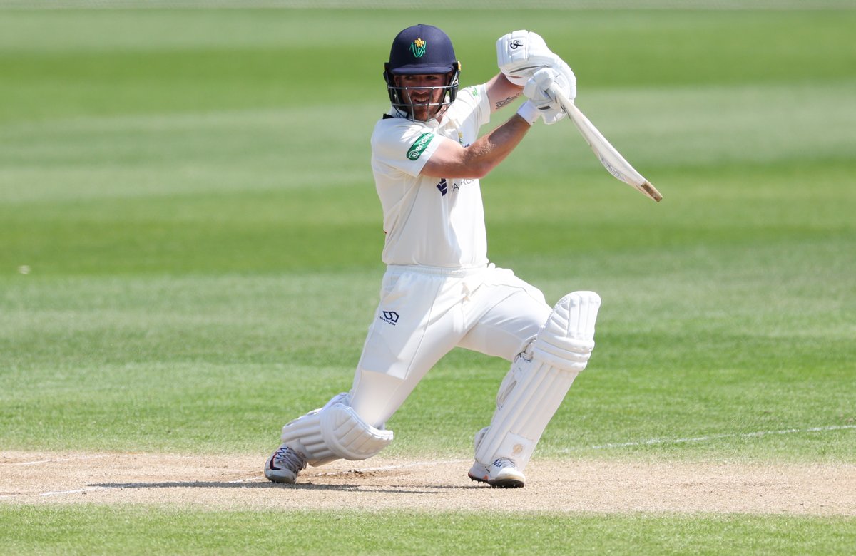 𝗖𝗟𝗢𝗦𝗘 𝗢𝗙 𝗣𝗟𝗔𝗬

WHAT. A. DAY 😍

Lloyd (203*) and Root (77*) see us through to stumps with a mammoth stand of 1⃣9⃣7⃣

Glamorgan 3⃣8⃣0⃣/3⃣ at the close 👏

#GLAMvDER | #GoGlam