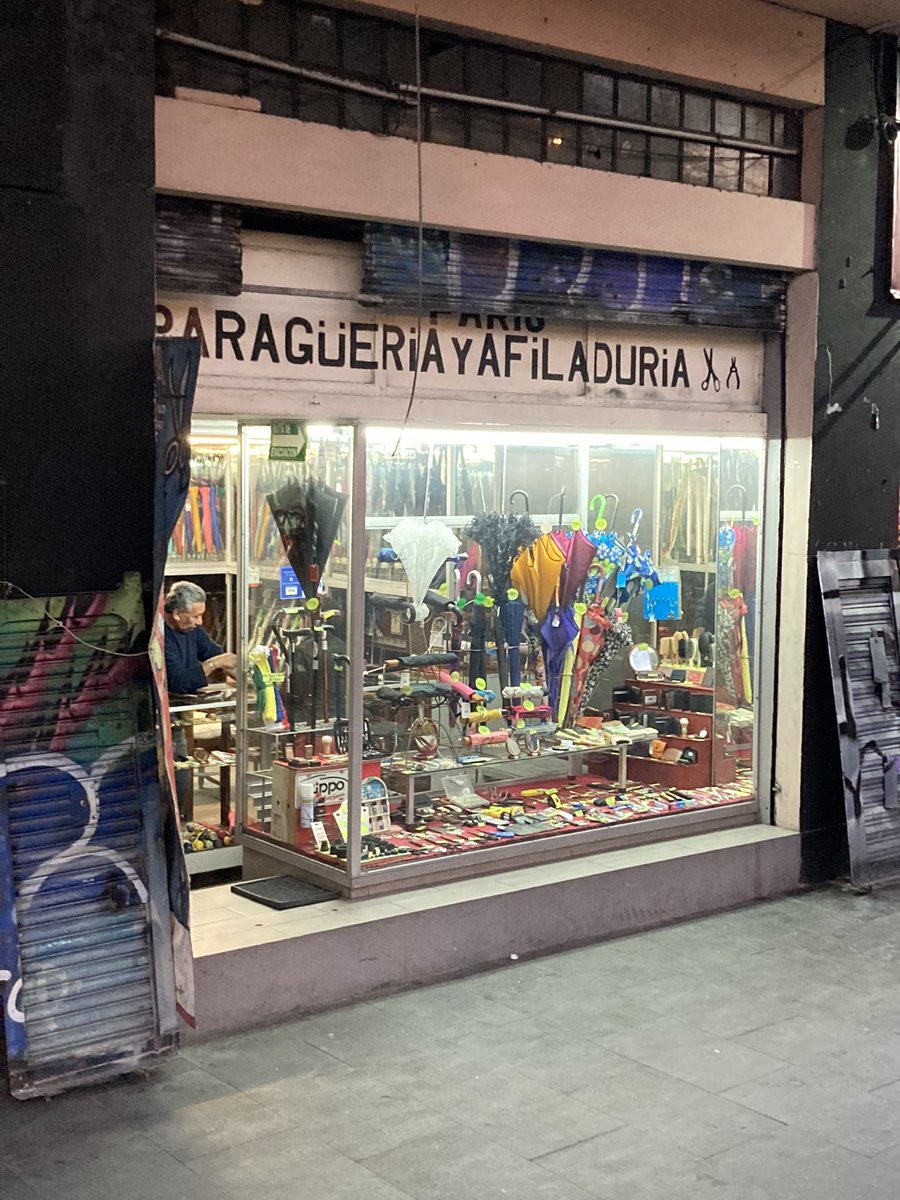 OscarBlancoCdmx's tweet photo. La Paragüería París está ubicada en el Eje Central y se encuentra en funciones desde 1959. Quizá sea el último local dedicado a la reparación de paraguas en la #CDMX. 🇲🇽🕷 https://t.co/jTEZScRq1W