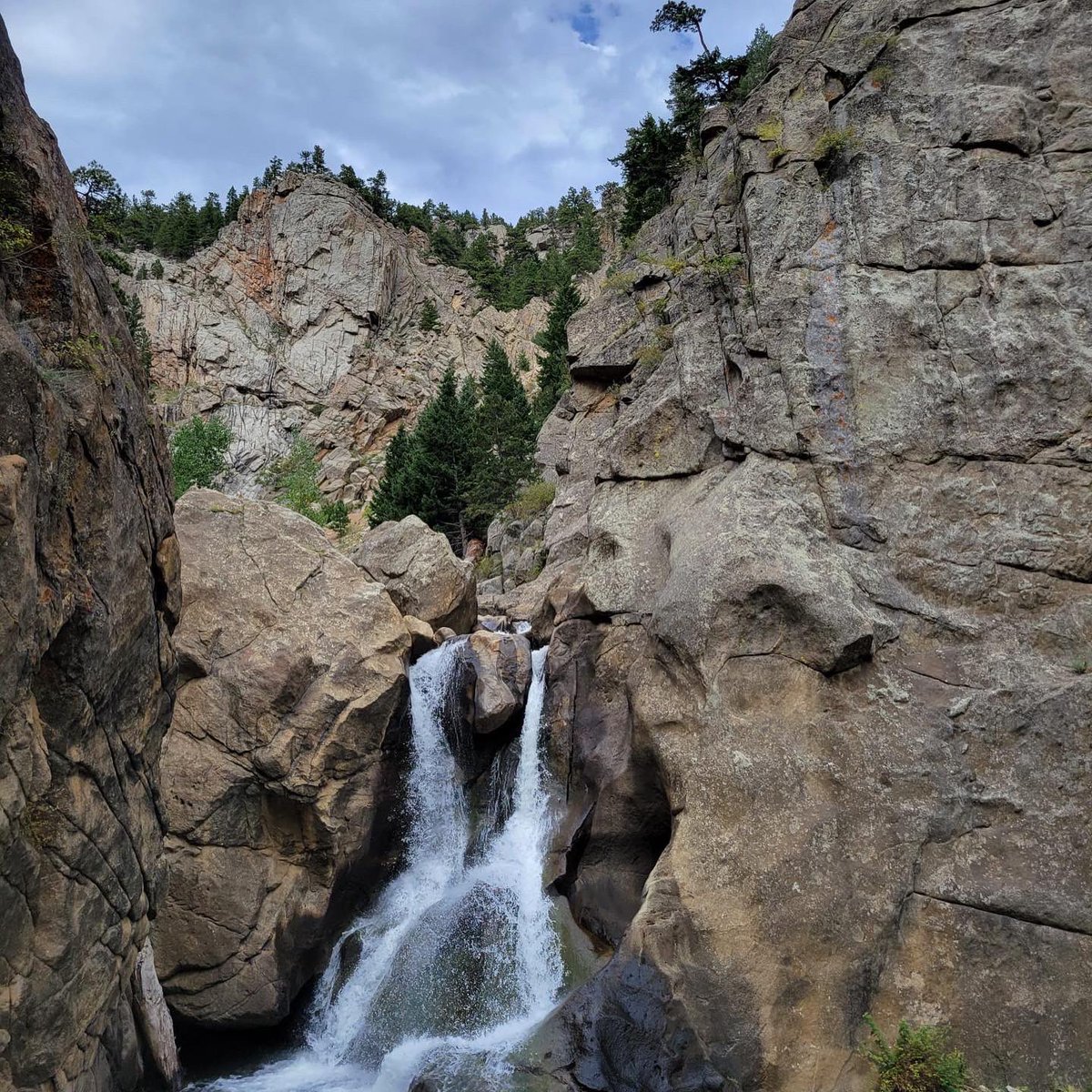 amahort's tweet photo. Rick and Craig are in Colorado for the #PlugandCuttingConference! Stop by if you’re there, and check out #Ellepots by A.M.A., #RootSmart and other propagation solutions.
📸1: our booth at the show
📸2: beautiful Boulder Falls!
#AlwaysLearnAndGrow #Horticulture https://t.co/3egolVSesF